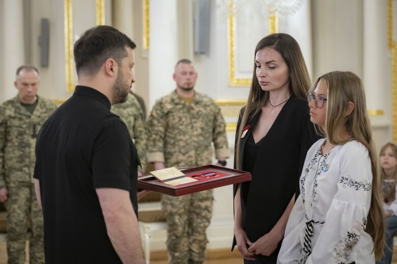 Зеленський передав нагороди сім’ям Героїв України