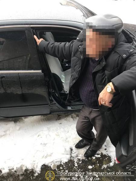 Чиновник ЖКХ задержан при получении $8 тысяч взятки на Закарпатье, - прокуратура 02