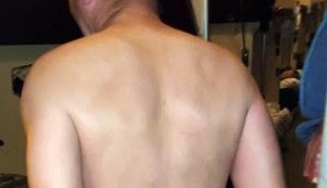 Пьяный пассажир поезда ночью разбил стекло и угрожал ножом полицейским. ФОТОрепортаж