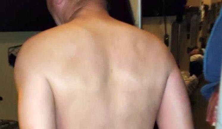 Пьяный пассажир поезда ночью разбил стекло и угрожал ножом полицейским. ФОТОрепортаж