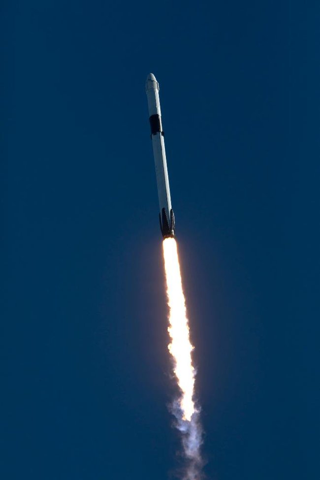 Перший ступінь ракети Falcon 9 з технічних причин не приземлився на космодром, його посадили в океан, - Маск 06