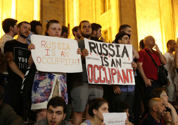 Россия - оккупант, - в Грузии продолжаются протесты 02