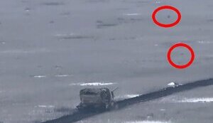 Украинские дроны кружат над вражеским танком, мчащимся по полевой дороге. ВИДЕО