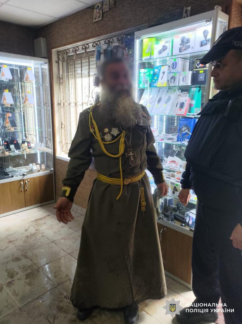 На Закарпатті священник УПЦ МП розгулював у радянській формі