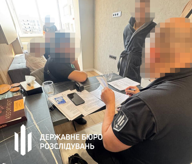 Збитки на 64 мільйони: ДБР викрило корупційну схему закупівлі техніки для армії