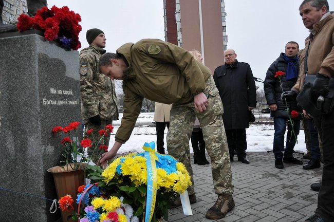 Учасники АТО та мешканці Києва поклали на Троєщині квіти до памятника Воїну-добровольцю 25