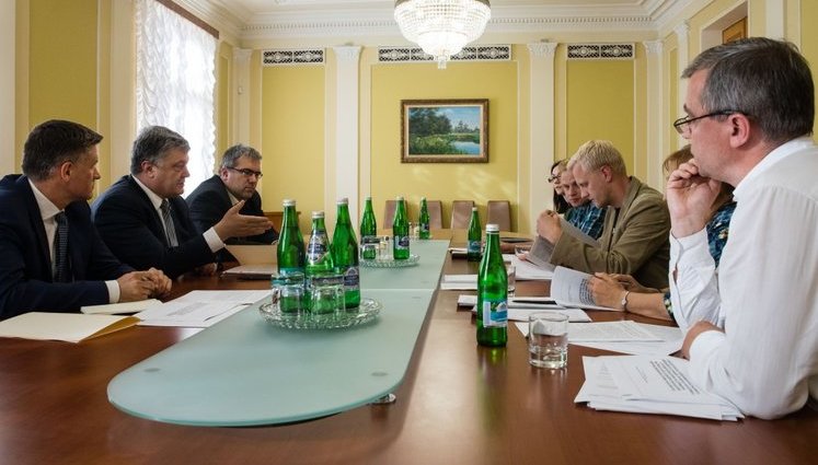 Порошенко вніс на розгляд Ради пакет законів про скасування е-декларування для антикорупційних громадських організацій. ФОТО