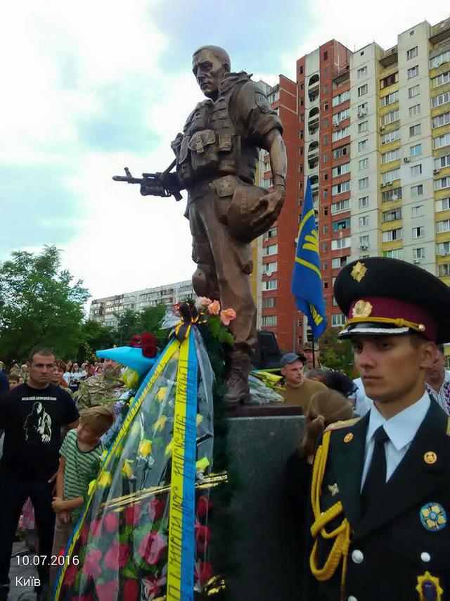 памятник добровольцы