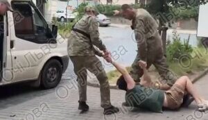 Во Львове мужчины в униформе с шевронами ВСУ вытащили парня из подъезда, протащили его по асфальту и затолкали в микроавтобус. ВИДЕО
