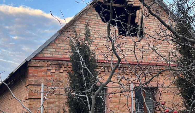 Ворог атакував Дніпропетровщину FPV-дронами, БпЛА і КАБами: троє поранених та руйнування. ФОТОрепортаж