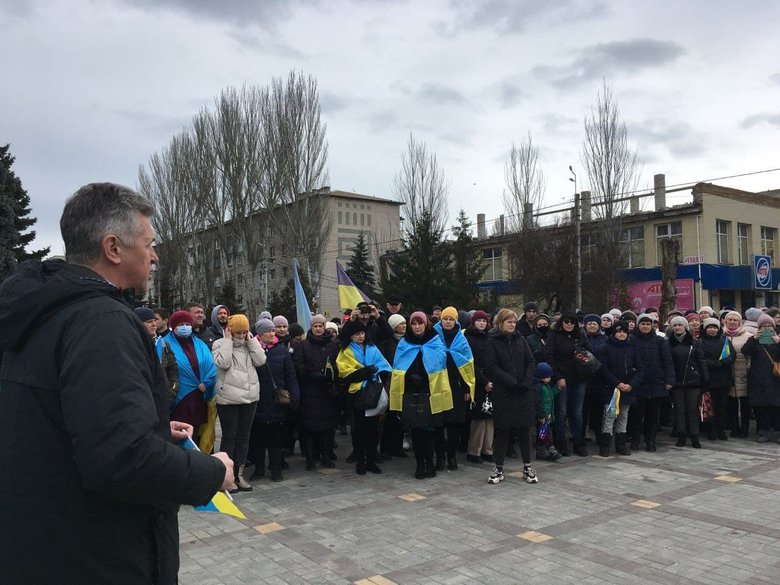 Жителі Голої Пристані вийшли на мітинг проти російських окупантів 01