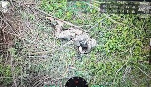 Russian assault trooper bleeds out after failed suicide attempt with grenade. VIDEO