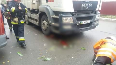 Мусоровоз насмерть переехал двух женщин во Львове 02