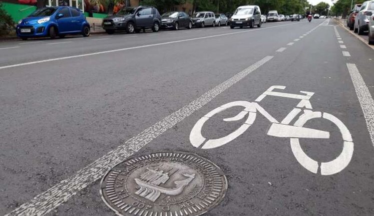 У Києві евакуйовуватимуть припарковані на велосмугах авто