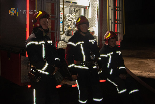 В Киеве сгорел двухэтажный частный дом, огонь повредил три автомобиля, мужчина в крайне тяжелом состоянии доставлен в больницу, - ГСЧС 11