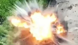 безпілотник атакує окупанта