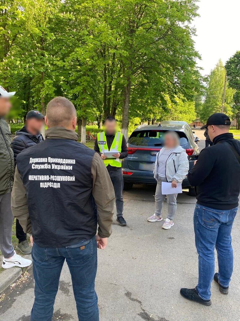 На Сумщині медсестру підозрюють у схемі фіктивних шлюбів для виїзду з України