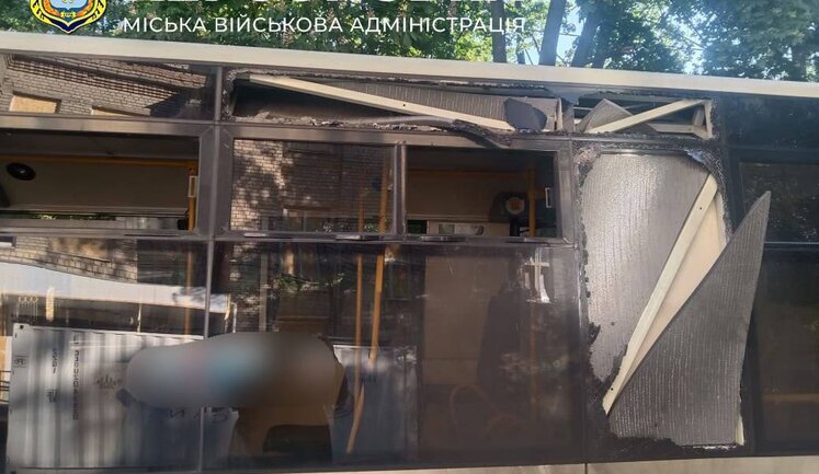 Зранку ворог атакував пасажирський автобус у Херсоні, кількість постраждалих зросла до 5 (оновлено). ФОТОрепортаж