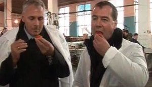 Как Президент Медведев объедался икрой на Курилах. ВИДЕО.