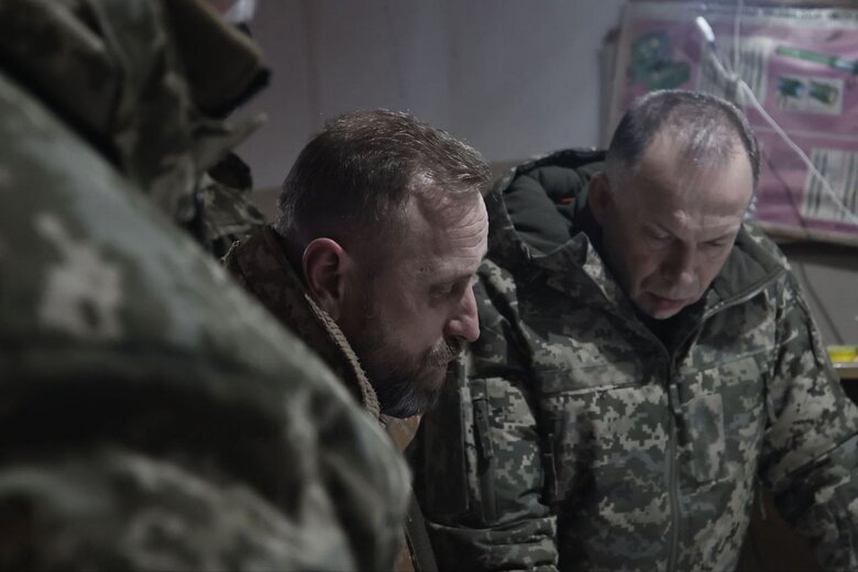 Сирський приїхав до Бахмуту: Бої тривають на околицях, росіяни хочуть оточити місто 03