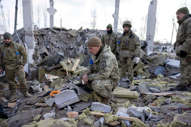 З-під завалів військової казарми в Миколаєві, обстріляної окупантами, дістали 50 тіл, - ЗМІ 02