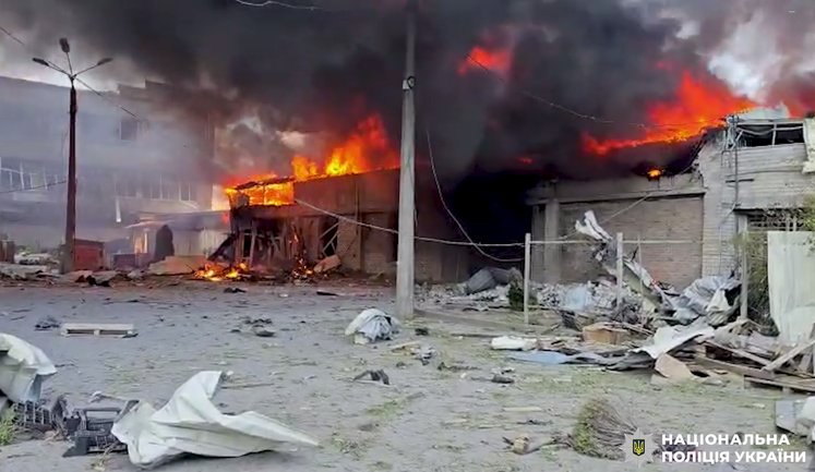 Росія скинула три авіабомби на Краматорськ: семеро поранених, пошкоджені пошта та кафе. ВIДЕО