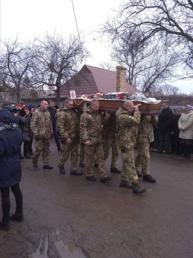 Загиблого на Донбасі українського воїна Дмитра Темного поховали на Черкащині 01