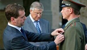 КРИКАМИ "ПОБЕДА!" ГЕНЕРАЛЫ СКРЫВАЮТ СЛАБОСТЬ И БЕДНОСТЬ РОССИЙСКОЙ АРМИИ (МК)