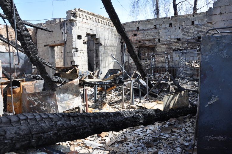 Розбомблені будинки, школа, бібліотека, вирви на дорогах та потрощені автомобілі: наслідки російської окупації в Макарові 29