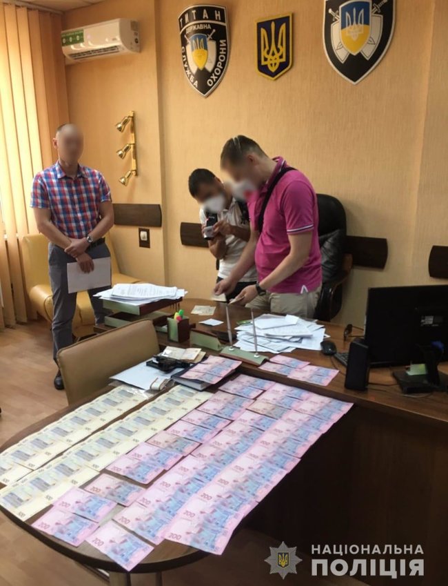 Двое столичных правоохранителей заключали договоры на охрану, но не передавали деньги в кассу, - Нацполиция 03
