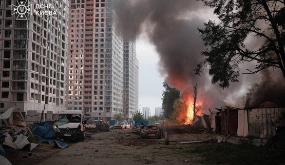 Спасатели продолжают ликвидировать последствия массированной атаки РФ на Киев.