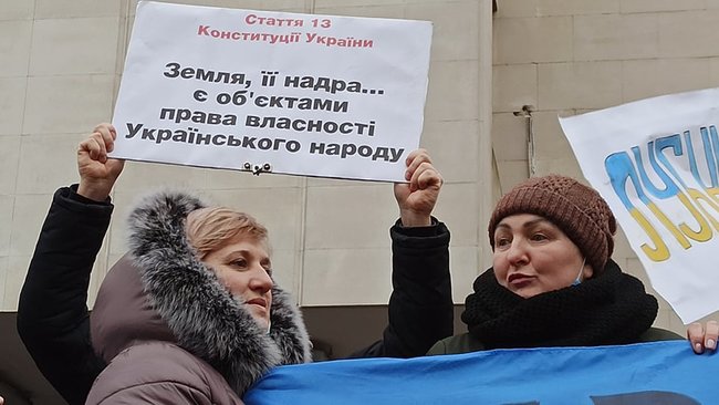 Кінець епохи бідності - початок епохи злиднів: мітингувальники протестують під ОП проти підвищення тарифів, планують відвезти Зеленському платіжки 02