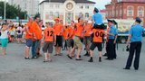 Украинская милиция оседлала голландских болельщиков. ФОТО