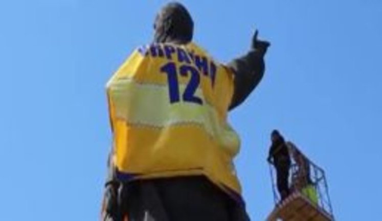 20-meter Lenin monument in Zaporizhia dressed up in Ukrainian football team T-shirt. VIDEO