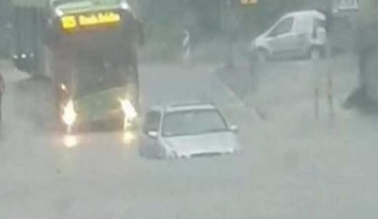 На Польщу обрушилася потужна злива з ураганом. ВIДЕО