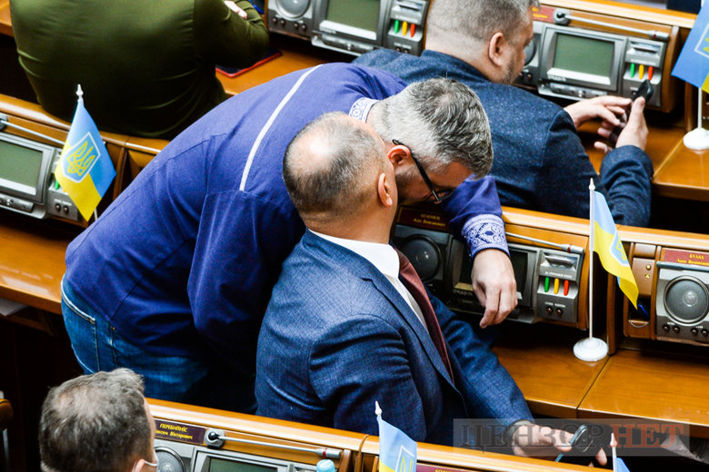 Рассказ Культенко Новинскому, Трухину и Кузьминых, приглашение Бондарь на вечеринку при свечах и сообщение Котик, дай деньги Васильеву, - работа ВР 22 февраля 15