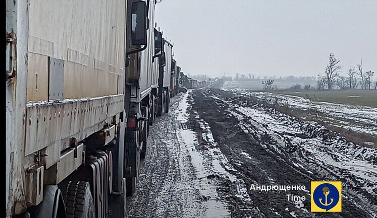 Траса від окупованого Маріуполя до Бердянського кільця вся у військових вантажівках РФ, - Андрющенко. ФОТОрепортаж
