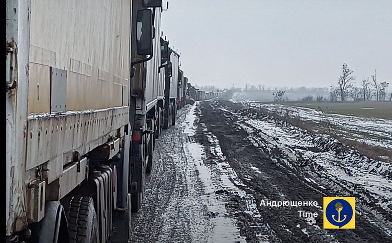 Траса від окупованого Маріуполя до Бердянського кільця вся у військових вантажівках РФ, - Андрющенко 01
