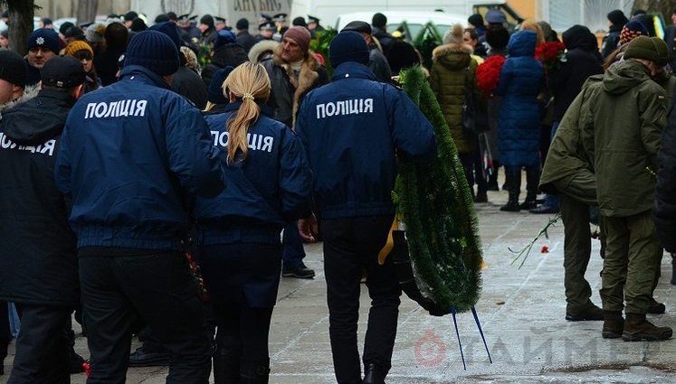 Hundreds of people came to bid farewell to policeman killed in gunfight in Odesa. PHOTOS