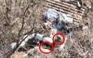 боец в упор расстреливает двух россиян