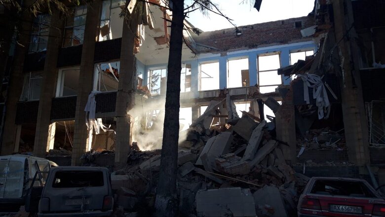 Війська РФ вдарили по рятувальниках, які шукали людей під завалами адміністрації на Харківщині, - ДСНС 02