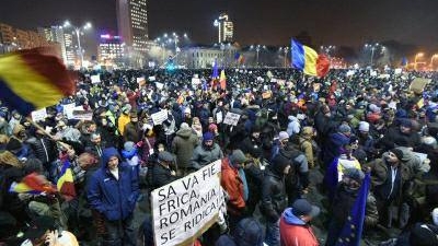Десятки тисяч жителів Румунії вийшли на антикорупційні протести. 03