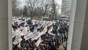 Мітингувальники SaveФОП намагаються прорватися до будівлі ВР. ВІДЕО+ФОТОрепортаж