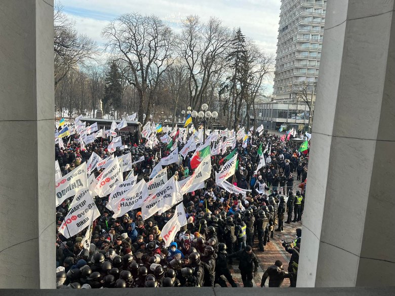 Митингующие SaveФОП пытаются прорваться к зданию ВР 01
