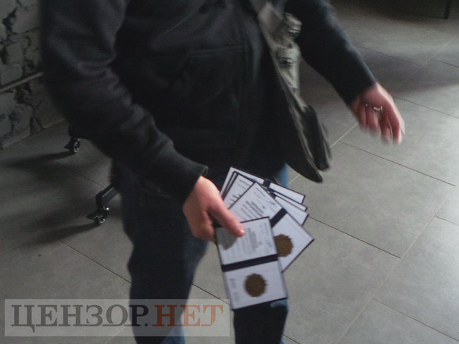 Nationalists block police raiding Kyiv-based ATEK plant 21
