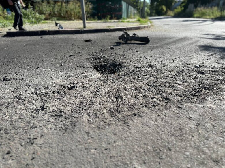 Наслідки ранкового обстрілу Херсона: Загинув 60-річний комунальник, двоє його колег дістали поранення 04