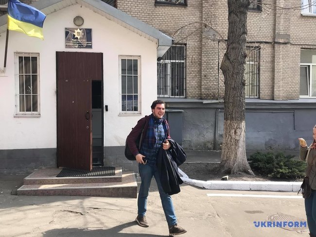 Поліція відпустила активіста Овчаренка, який роздавав листівки про Зеленського на Майдані 01