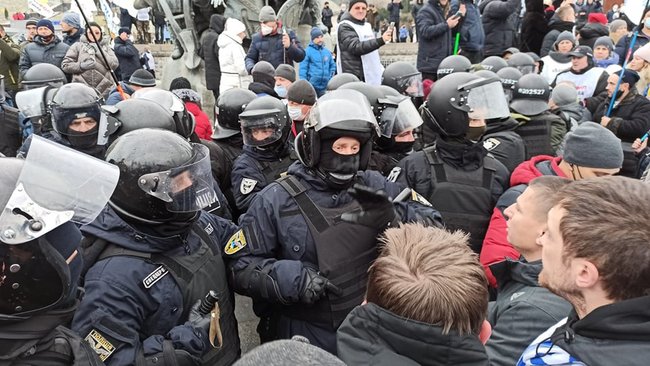 ФОПы попытались установить палатки на Майдане Незалежности: между митингующими и правоохранителями произошли стычки 08