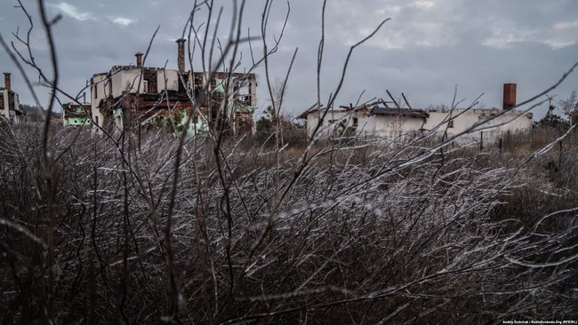 Beach rigged with mines, not a single undamaged building: journalists show embattled Shyrokyne village 11