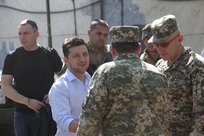 Zelenskyi visits frontline positions in Donbas 11